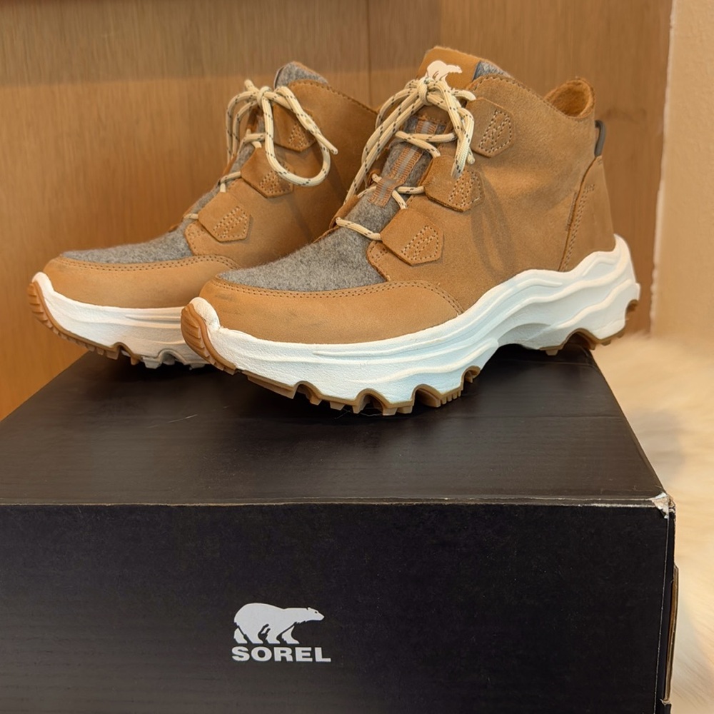 Sorel Kinetic Breakthru Caribou Waterproof / Insulated Women’s Sneakers Size 8.5